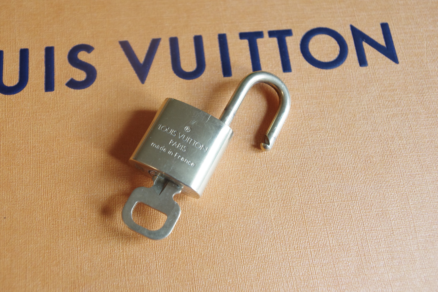 Cadenas Louis Vuitton en laiton doré – shangriluxe